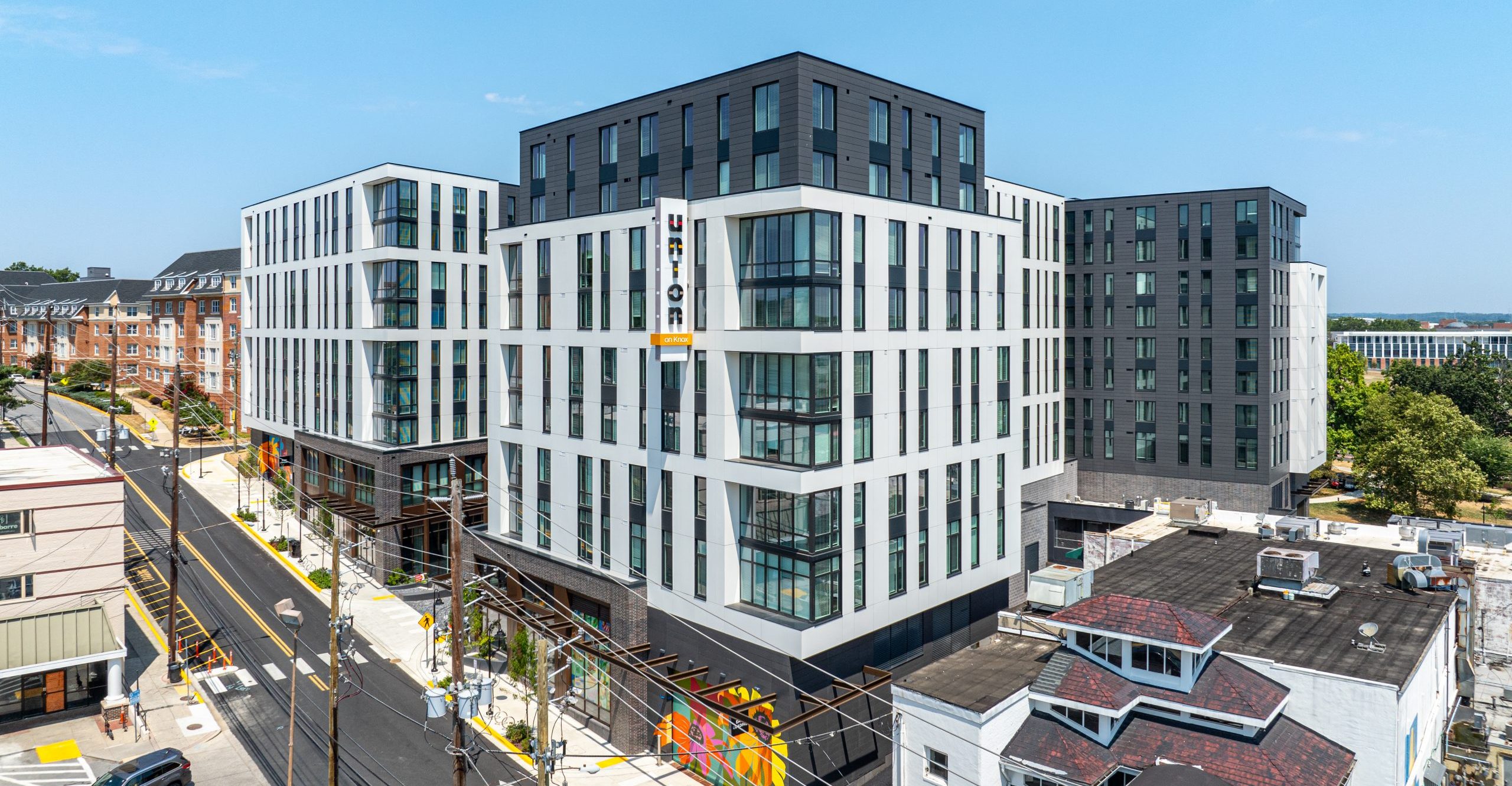 Picture of the hot desk area in the College Park WeWork